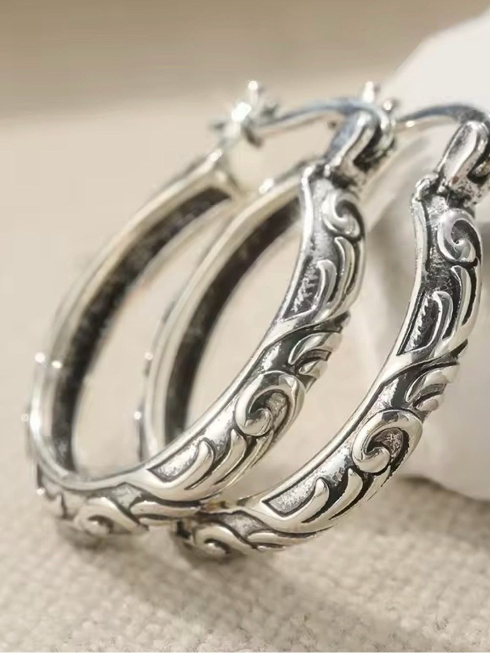 Retro silver dainty hoop